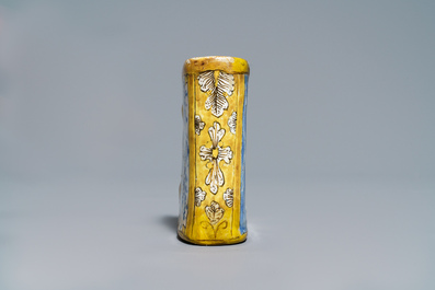 Deux chauferettes miniatures et un mod&egrave;le d'une coquille en fa&iuml;ence de Delft, 18&egrave;me