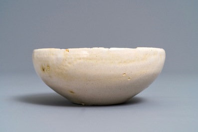 A Spanish blue and white armorial bowl, 16/17th C.