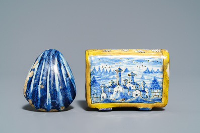 Deux chauferettes miniatures et un mod&egrave;le d'une coquille en fa&iuml;ence de Delft, 18&egrave;me