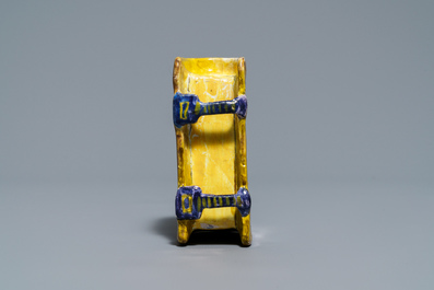 Deux chauferettes miniatures et un mod&egrave;le d'une coquille en fa&iuml;ence de Delft, 18&egrave;me