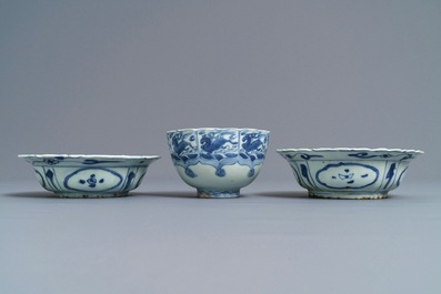 Trois bols en porcelaine de Chine bleu et blanc, Wanli
