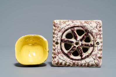 Deux chauferettes miniatures et un mod&egrave;le d'une coquille en fa&iuml;ence de Delft, 18&egrave;me