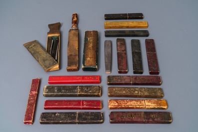 Quinze rasoirs dans leur bo&icirc;tes et quelques outils de coiffeur, 20&egrave;me