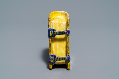 Deux chauferettes miniatures et un mod&egrave;le d'une coquille en fa&iuml;ence de Delft, 18&egrave;me