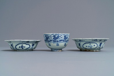 Trois bols en porcelaine de Chine bleu et blanc, Wanli