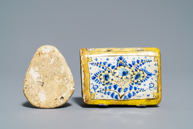 Deux chauferettes miniatures et un mod&egrave;le d'une coquille en fa&iuml;ence de Delft, 18&egrave;me
