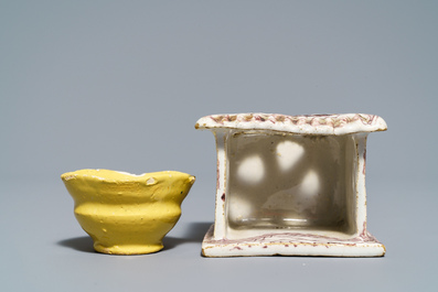 Deux chauferettes miniatures et un mod&egrave;le d'une coquille en fa&iuml;ence de Delft, 18&egrave;me