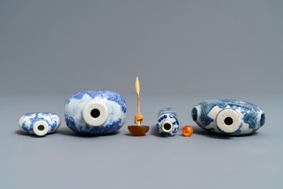 Quatre tabati&egrave;res en porcelaine de Chine bleu et blanc, 19/20&egrave;me