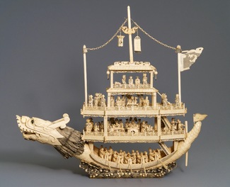 Een grote Chinese ivoren drakenboot op houten sokkel, 19e eeuw