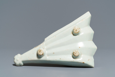 A Chinese blue and white fan-shaped ko-sometsuke dish and a kraak porcelain plate, Wanli/Tianqi