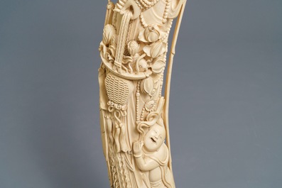 Een zeer grote Chinese ivoren figuur van Guanyin, 19e eeuw