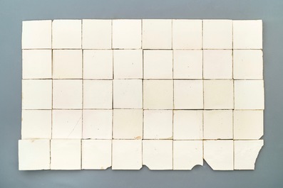 Een lot van ca. 80 witte Delftse tegels, 18e eeuw