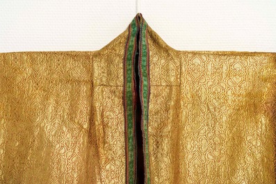 Un manteau chapan en soie ikat et brocart dor&eacute;, Daghestan ou Ouzb&eacute;kistan, 19&egrave;me