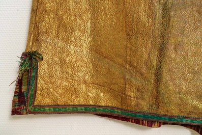 Un manteau chapan en soie ikat et brocart dor&eacute;, Daghestan ou Ouzb&eacute;kistan, 19&egrave;me