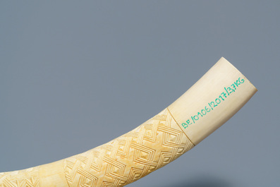 Een bewerkte Afrikaanse ivoren tand met ornamentaal decor, Congo, 1e helft 20e eeuw