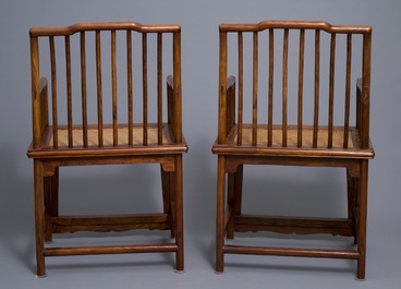 Une paire de chaises chinoises en bois huanghuali, R&eacute;publique, 20&egrave;me