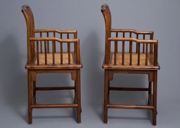 Une paire de chaises chinoises en bois huanghuali, R&eacute;publique, 20&egrave;me