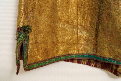Un manteau chapan en soie ikat et brocart dor&eacute;, Daghestan ou Ouzb&eacute;kistan, 19&egrave;me