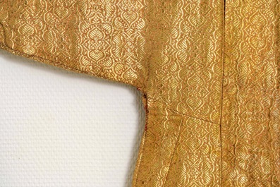 Un manteau chapan en soie ikat et brocart dor&eacute;, Daghestan ou Ouzb&eacute;kistan, 19&egrave;me