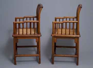 Une paire de chaises chinoises en bois huanghuali, R&eacute;publique, 20&egrave;me