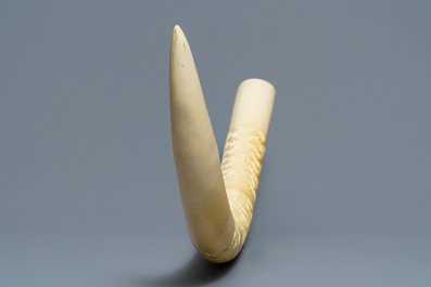 Een bewerkte Afrikaanse ivoren tand met ornamentaal decor, Congo, 1e helft 20e eeuw