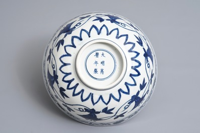 Een keizerlijke Chinese blauwwitte 'palace bowl', Wanli merk en periode