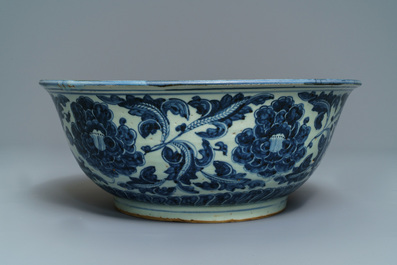 Een Chinese blauwwitte kom met pioenslingers, Ming