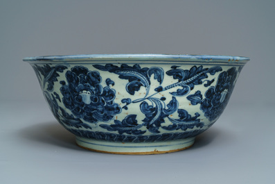 Een Chinese blauwwitte kom met pioenslingers, Ming