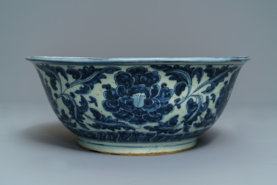 Een Chinese blauwwitte kom met pioenslingers, Ming