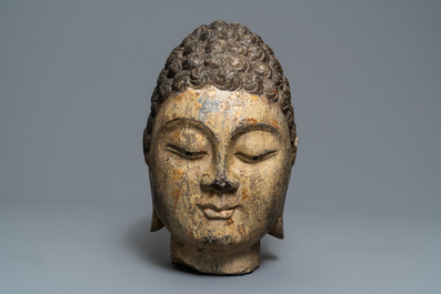 Une t&ecirc;te de Bouddha en pierre sculpt&eacute;e, traces de dorure et polychromie, Chine, Ming