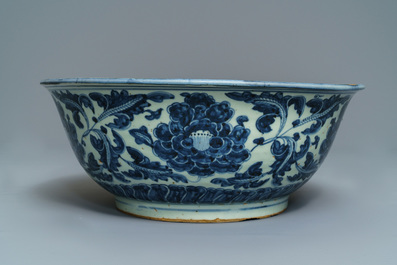 Een Chinese blauwwitte kom met pioenslingers, Ming