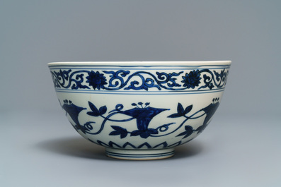 Een keizerlijke Chinese blauwwitte 'palace bowl', Wanli merk en periode