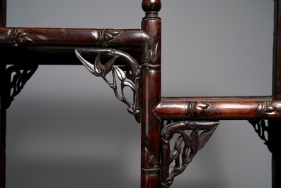 Une &eacute;tag&egrave;re en bois sculpt&eacute;, Chine, 19/20&egrave;me