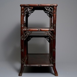 Une &eacute;tag&egrave;re en bois sculpt&eacute;, Chine, 19/20&egrave;me