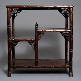 Une &eacute;tag&egrave;re en bois sculpt&eacute;, Chine, 19/20&egrave;me