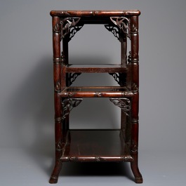 Une &eacute;tag&egrave;re en bois sculpt&eacute;, Chine, 19/20&egrave;me