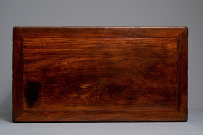 Une &eacute;tag&egrave;re en bois sculpt&eacute;, Chine, 19/20&egrave;me