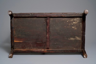 Une &eacute;tag&egrave;re en bois sculpt&eacute;, Chine, 19/20&egrave;me