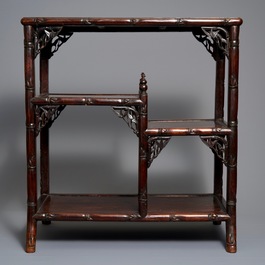 Une &eacute;tag&egrave;re en bois sculpt&eacute;, Chine, 19/20&egrave;me