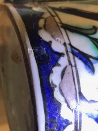 Een polychrome Iznik pul, Turkije, 17e eeuw