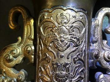 Deux vases en bronze, Chine, 19&egrave;me