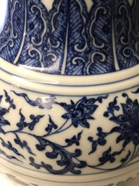 Een Chinese blauwwitte vaas met floraal decor, Qianlong merk, 19/20e eeuw