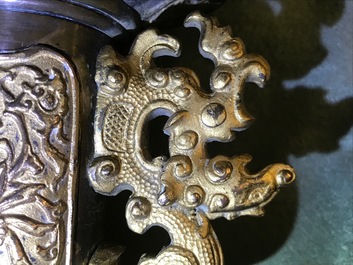 Deux vases en bronze, Chine, 19&egrave;me