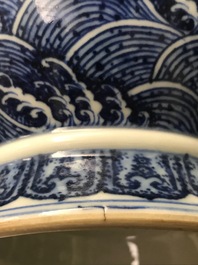 Een Chinese blauwwitte vaas met floraal decor, Qianlong merk, 19/20e eeuw