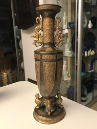Deux vases en bronze, Chine, 19&egrave;me