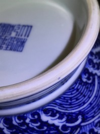 Een Chinese blauwwitte vaas met floraal decor, Qianlong merk, 19/20e eeuw