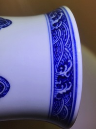 Een Chinese blauwwitte vaas met floraal decor, Qianlong merk, 19/20e eeuw