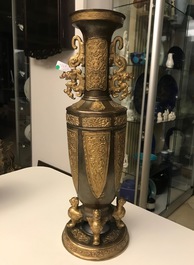 Deux vases en bronze, Chine, 19&egrave;me