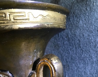 Deux vases en bronze, Chine, 19&egrave;me