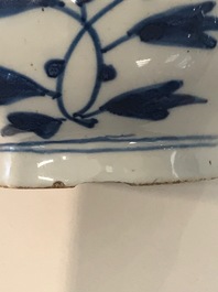 Vier kleine blauwwitte en kasjmier palet Delftse vaasjes, eind 17e eeuw